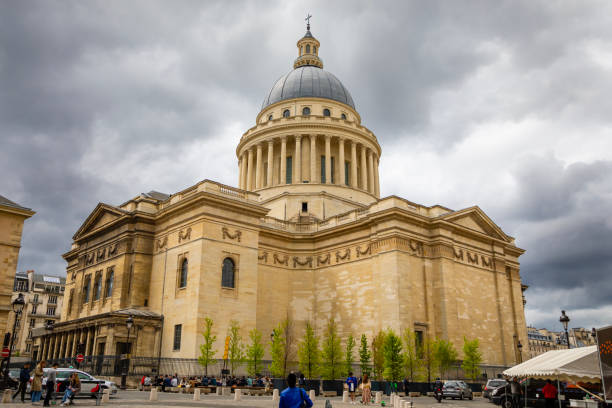 das pantheon ist ein gebäude im quartier latin in paris, frankreich - siege of paris stock-fotos und bilder