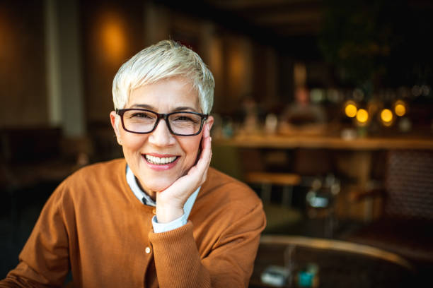 ritratto di donna anziana sorridente - 60 anni foto e immagini stock