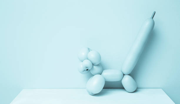 pastellblauer minimalismus-hintergrund mit verdrehtem ballon tierhund. alternative minimalismus fügt hintergrundkonzept hinzu. - balloon twisted shape animal stock-fotos und bilder