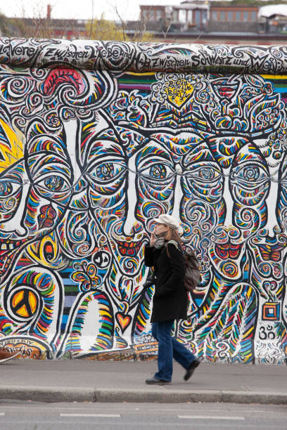 galleria sul lato est, berlino - east germany berlin germany graffiti wall foto e immagini stock