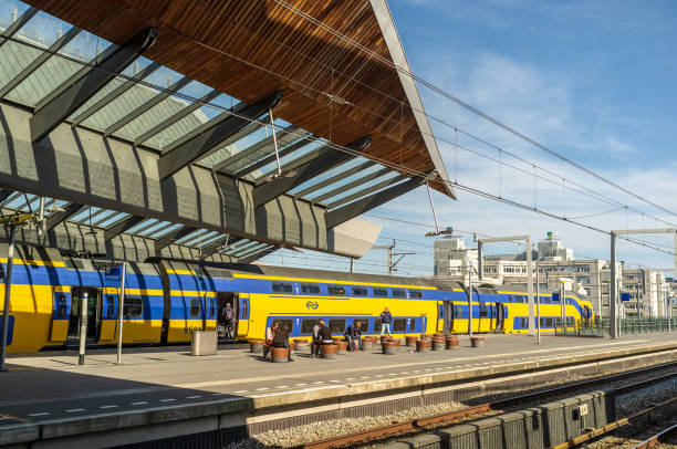 passagiers die reizen op amsterdam bijlmer arena station in nederland - bijlmer stockfoto's en -beelden