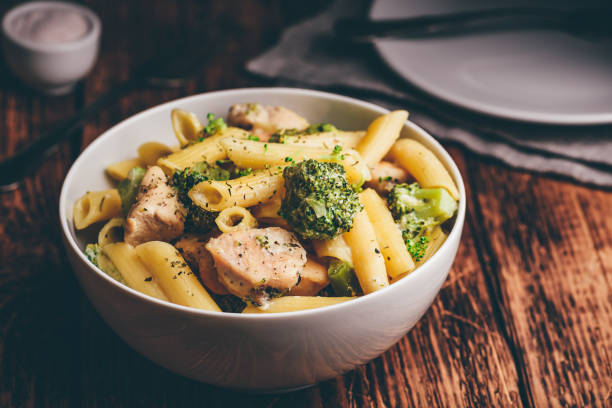 pasta con pollo y brócoli - noodles pasta chicken breast color image fotografías e imágenes de stock