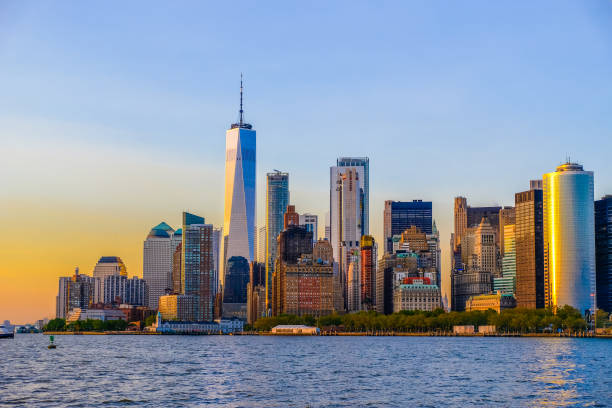 tramonto a manhattan - new york city skyline new york state freedom foto e immagini stock