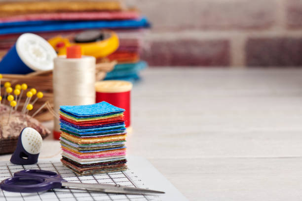 stos kwadratowych kawałków kolorowych tkanin, akcesoria do pikowania - quilt textile patchwork pattern zdjęcia i obrazy z banku zdjęć