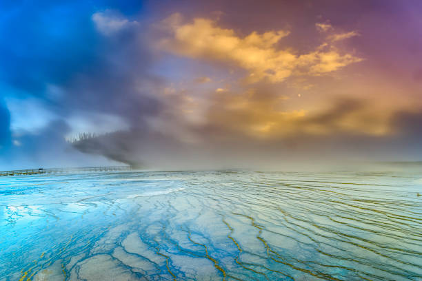 het nationale park van yellowstone in wyoming - bacterial mat stockfoto's en -beelden