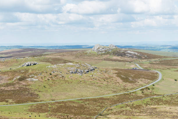 from left to right a view of emsworthy rocks, saddle tor and haytor across moorland of dartmoor national park, devon, uk - dartmoor haytor rocks rock outcrop imagens e fotografias de stock