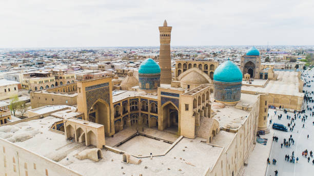 wspaniałe wnętrze meczetu kalon bukhara, uzbekistan. światowego dziedzictwa unesco. - minaret zdjęcia i obrazy z banku zdjęć