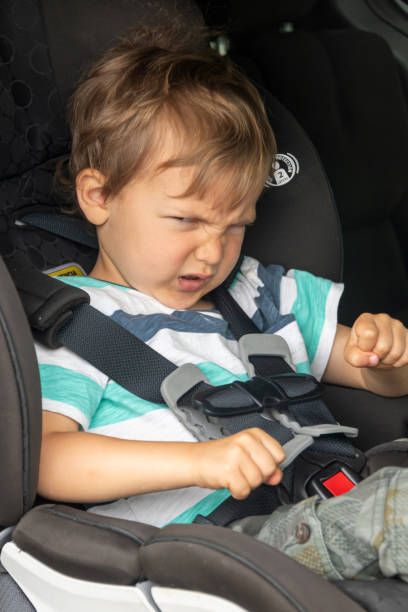 menino muito virado da criança que senta-se em seu assento de carro - tantrum toddler child crying - fotografias e filmes do acervo