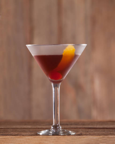 окончательный манхэттен - manhattan cocktail cocktail drink cherry стоковые фото и изображения