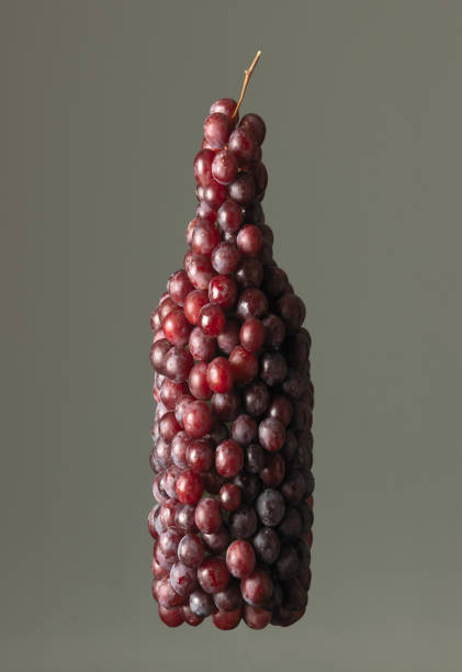 grappe de raisins en forme comme une bouteille - bottle shape photos et images de collection