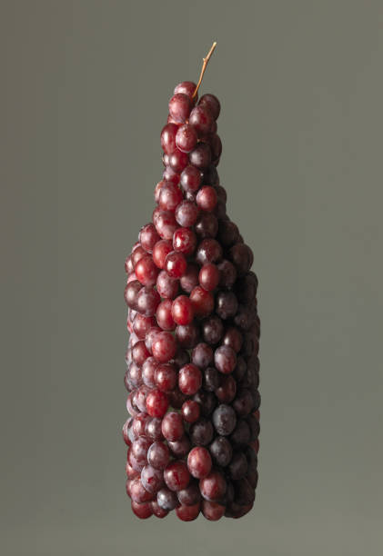 grappolo d'uva a forma di bottiglia - bottle shape foto e immagini stock