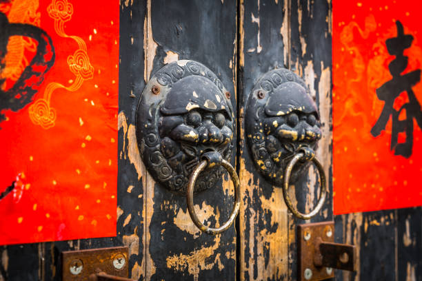 antica porta cinese - gate handle door traditional culture foto e immagini stock