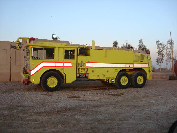 camión de bomberos de pie por - air vehicle airport fire department accident fotografías e imágenes de stock