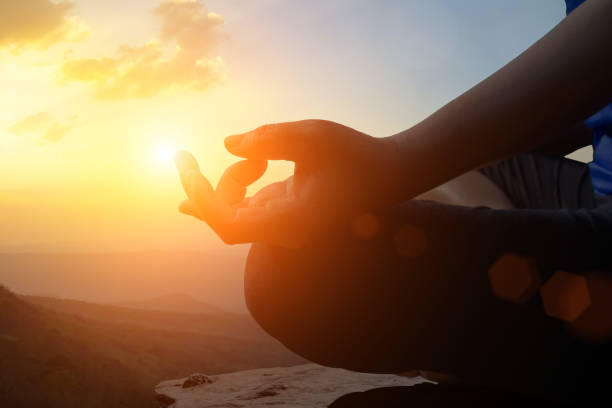 las mujeres jóvenes meditan mientras hacen meditación de yoga. - sacred site fotografías e imágenes de stock