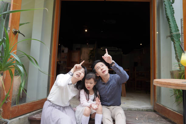 istock Coffee shop's parent-child leisure time 1149694177