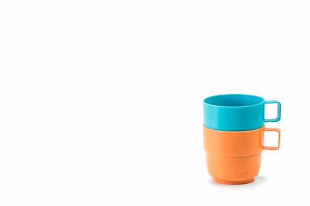 pila di vetro di plastica isolata su sfondo bianco. - disposable cup cup stack blue foto e immagini stock