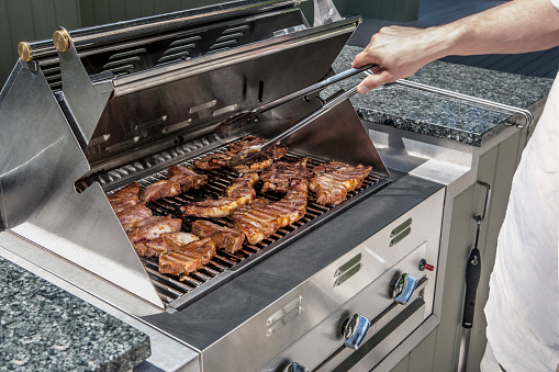 propane gas grill with stakes cooking
