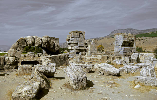 руины в древнем городе иераполис турция - hierapolis stadium stage theater amphitheater стоковые фото и изображения