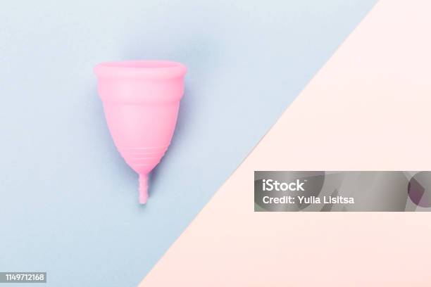 Rosa Menstruationstasse Auf Blauem Und Gelbem Hintergrund Stockfoto und mehr Bilder von Menstruationstasse