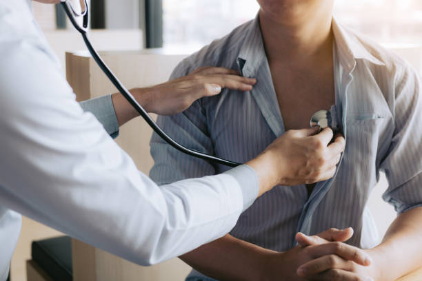 азиатский врач использует стетоскоп слушать сердцебиение пожилого пациента. - physical checkup стоковые фото и изображения