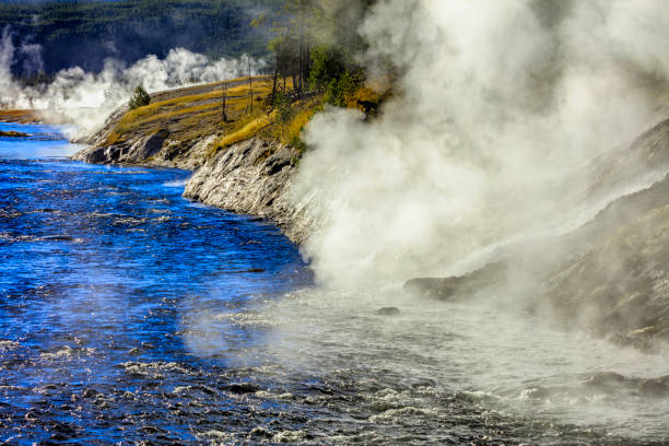 parque nacional de yellowstone en wyoming - río firehole fotografías e imágenes de stock