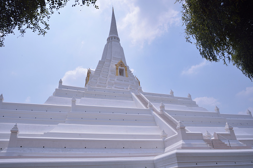 Thar Luang Monastery（luán）in Vientiane, Laos.\nThar Luang Monastery（luán）is a Buddhist shrine in Laos. Thar Luang is a unique building that Lao people are proud of, its architectural form, layout and structure are renowned. Built in 737 AD, it is considered a national treasure of Laos,\nThe top of the main tower is gilded, shining with gold in the sun. After it was rebuilt in the 1930s, it became the most important pagoda in the hearts of the Lao people.