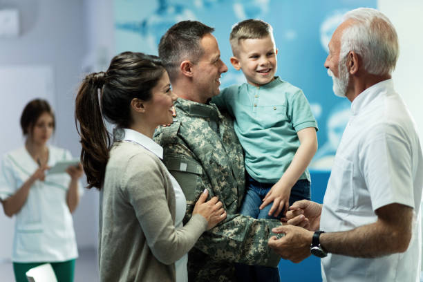 счастливый военный с семьей общается с врачом в госпитале. - military armed forces family veteran стоковые фото и изображения