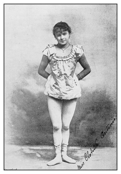 illustrazioni stock, clip art, cartoni animati e icone di tendenza di foto antica: ballerino del circo - women circus acrobat gymnastics