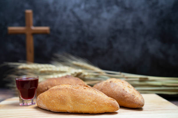 selective focus of bread and grape beverage and stand wood cross for background and inspiration - confession religion imagens e fotografias de stock