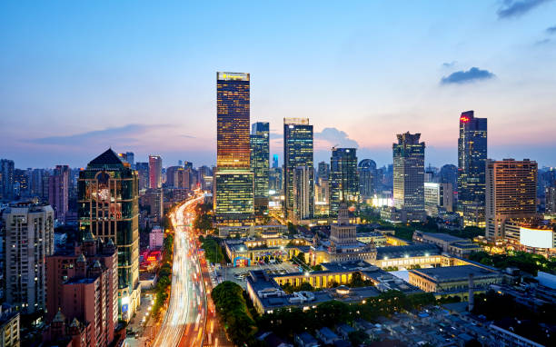 lanskap kota shanghai dan lalu lintas kota saat matahari terbenam, tiongkok - jingan district shanghai potret stok, foto, & gambar bebas royalti