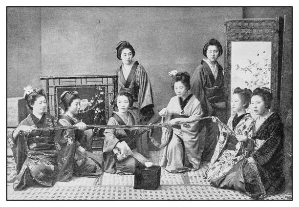 illustrazioni stock, clip art, cartoni animati e icone di tendenza di foto antica: donne giapponesi che indossano abiti tradizionali - geisha japanese culture women japanese ethnicity