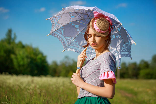 mulher bonita no verão na natureza com um guarda-chuva bonito - wind textile women retro revival - fotografias e filmes do acervo
