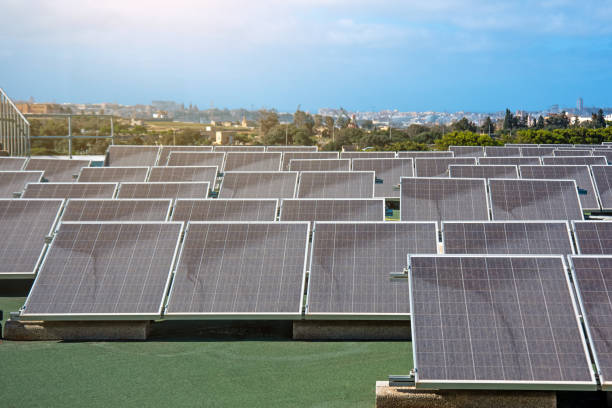 pannelli solari sul tetto dell'edificio, una fonte alternativa di produzione di energia. - solar collector foto e immagini stock