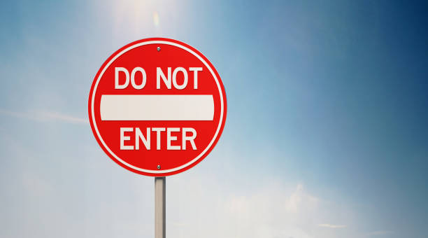 red do not enter sign in front of blue sky - information sign fotos stock-fotos und bilder