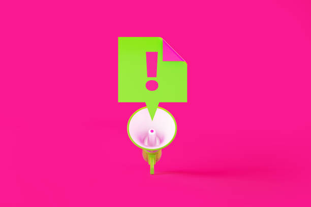 grüne megaphone und ausrufezeichen auf rosafarbenem hintergrund - exclamation point speech speech bubble green stock-fotos und bilder