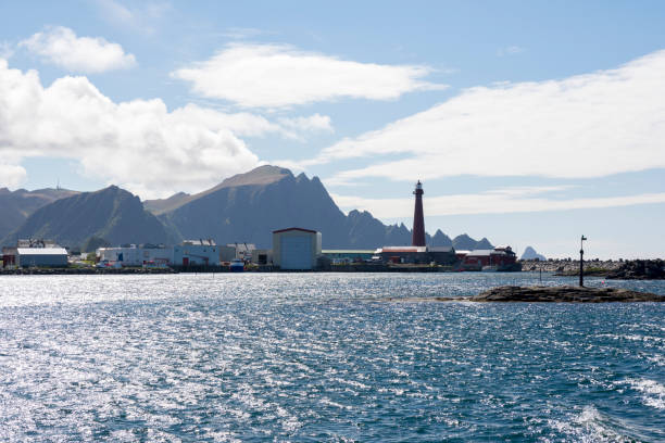 ノルウェーのロフォーテン諸島の Andenes の海と山の間の風景 ストックフォト