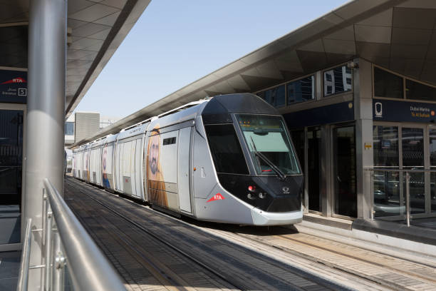 dubai tram in dubai, vereinigte arabische emirate - united arab emirates train dubai light rail stock-fotos und bilder