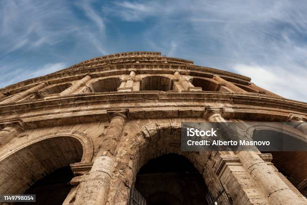 Colosseo De Romaantiguo Coliseo En Italia Foto de stock y más banco de imágenes de Roma Antigua - Roma Antigua, Roma - Italia, Aire libre