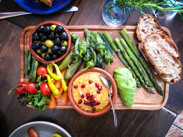fresh vegetarian vegan tapas sharing platter - guacamole food bar vegan food imagens e fotografias de stock