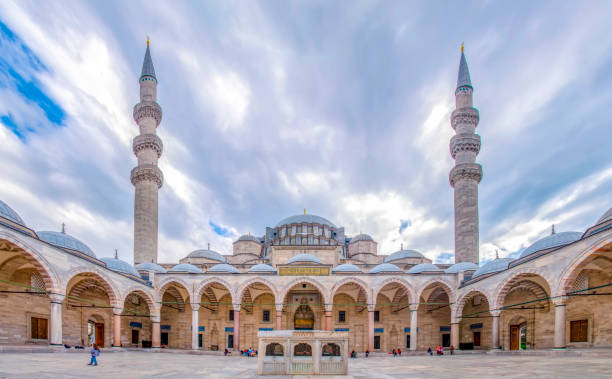 mezquita de suleymaniye la mezquita de süleymaniye es una mezquita imperial otomana situada en la tercera colina de estambul, turquía. - palacio de topkapi fotografías e imágenes de stock