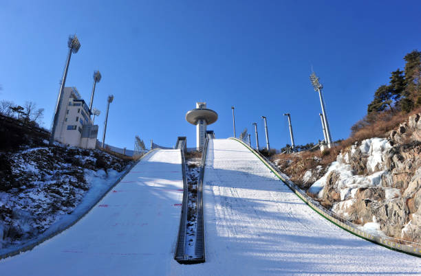 alpensia ski jump center à pyeongchang, corée du sud - ski jumping hill photos et images de collection