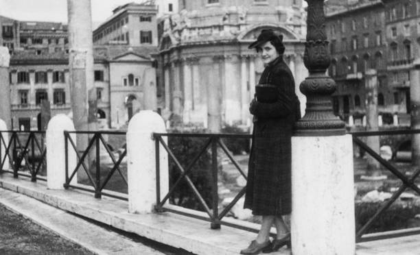 istock Elegant dressed lady having fun visiting Rome in the 1936.Italy. 1149818548