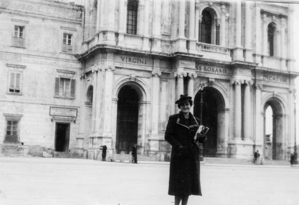 istock Elegant dressed lady having fun visiting Rome in the 1936.Italy. 1149818586