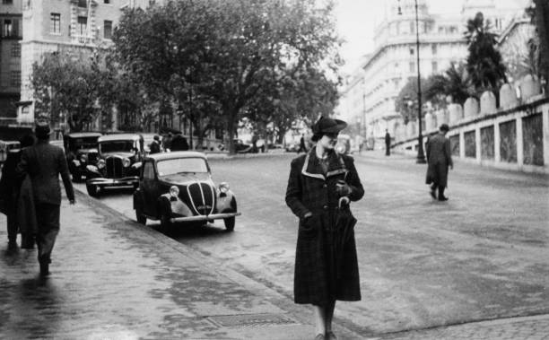 elegant gekleidete dame, die spaß daran hat, rom im jahr 1936.italien zu besuchen. - women street dress city stock-fotos und bilder