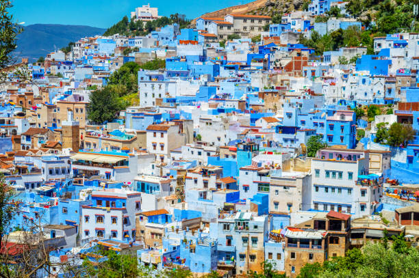 vista de la ciudad azul de chefchaouen en marruecos - morocco landscape mountain mountain range fotografías e imágenes de stock