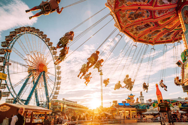 карусель на октоберфесте в мюнхене, германия - carnival amusement park swing traditional festival стоковые фото и изображения