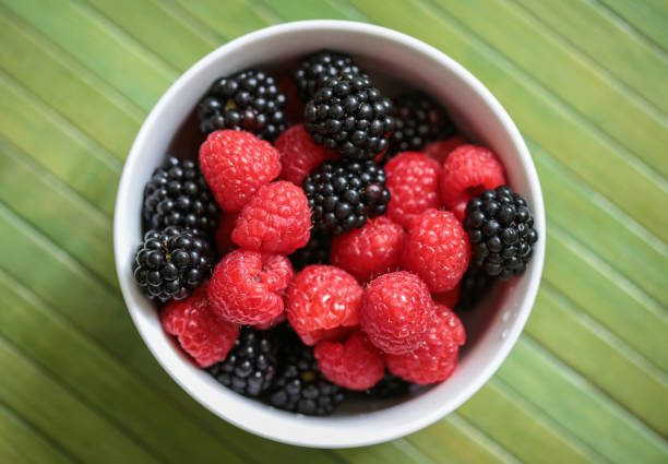 maliny i jeżyny w misce - variation bamboo black bowl zdjęcia i obrazy z banku zdjęć