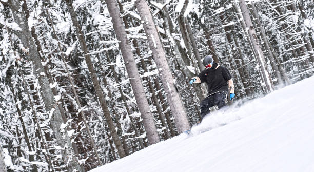 lass es uns tun! snowboarder fährt mit seinem snowboard vom berg herunter - let down stock-fotos und bilder