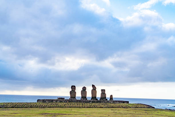 オアフ島のリクの moa の夕暮れ、テ・アイランド、イースター、チリ - polynesian artefacts ストックフォトと画像