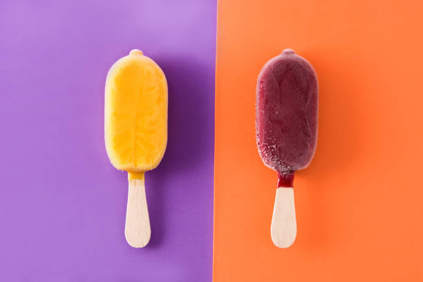 istock Orange popsicle and strawberry popsicle 1149848589